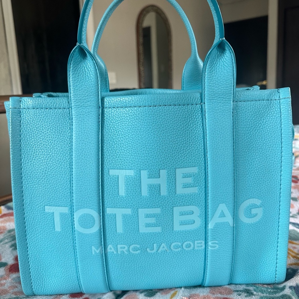 Marc Jacobs Blue Leather Tote Bag with Structured Design